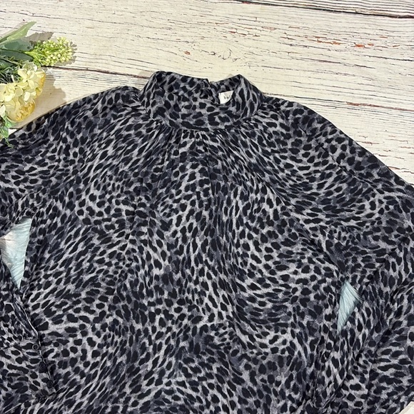 Bella Dahl Cheetah Print Button-back Top In Moonlight - Picture 9 of 10